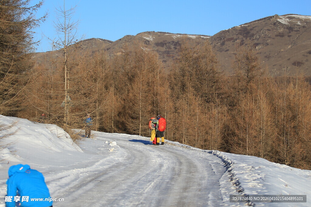 雪地山间的骑行者