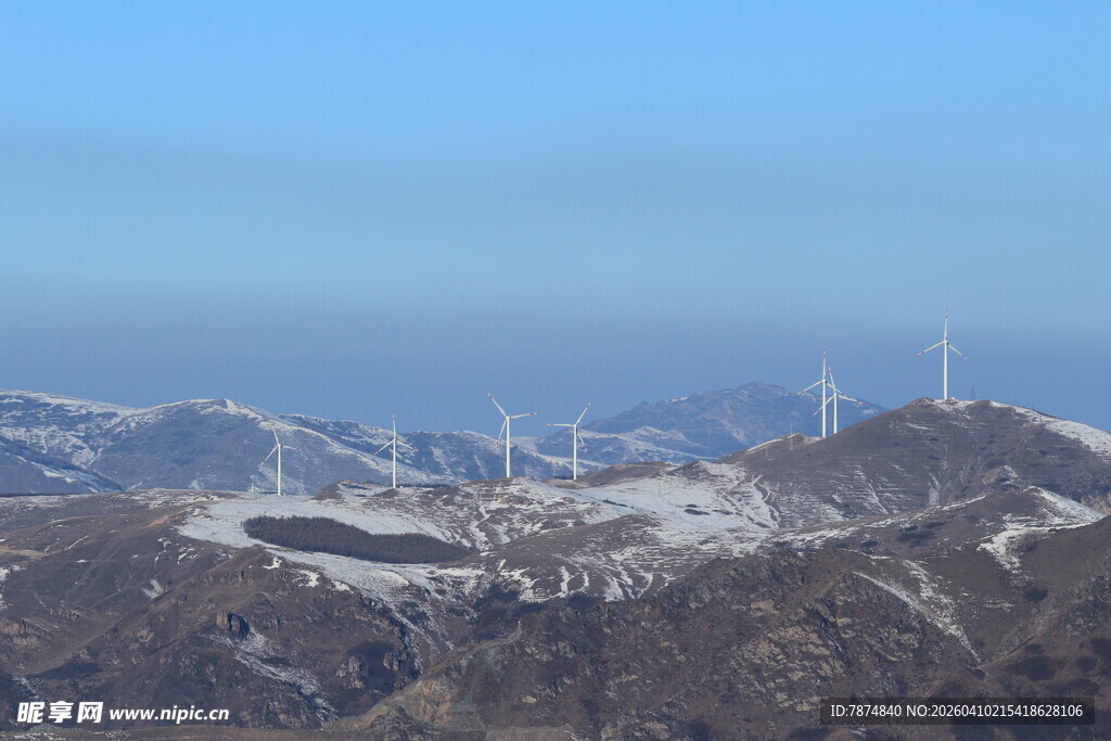 雪山远景与风力发电景观