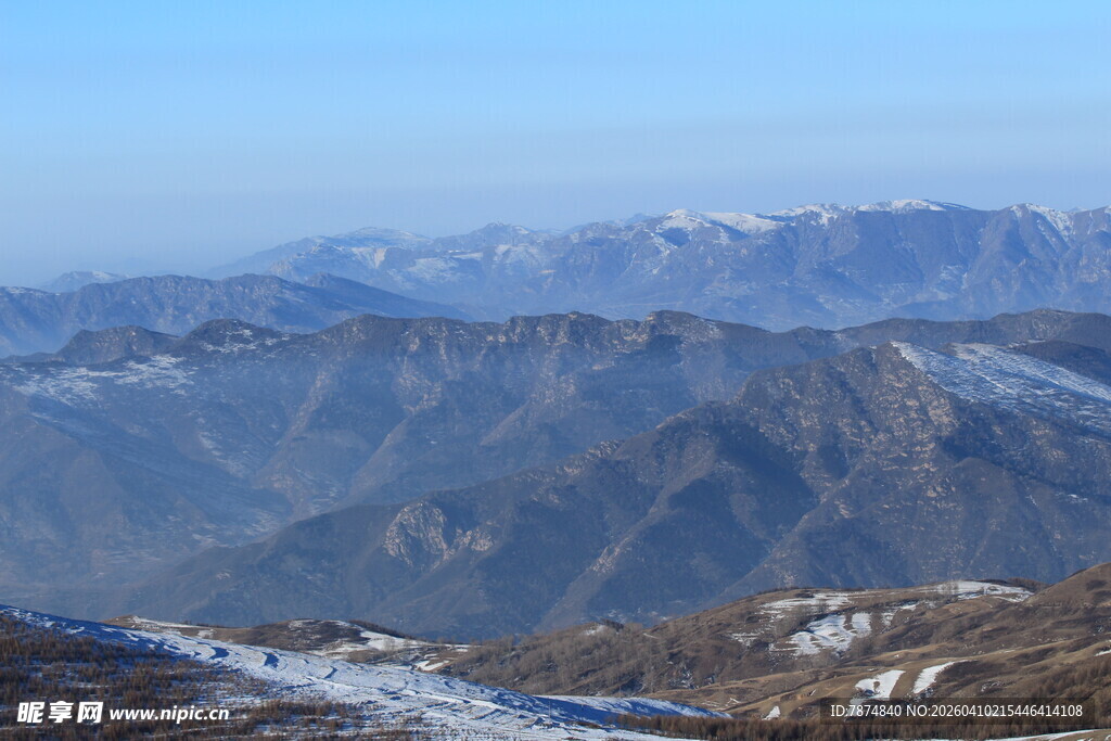 冬日壮美山峦景色