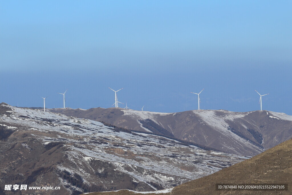 山坡上的风力发电机组