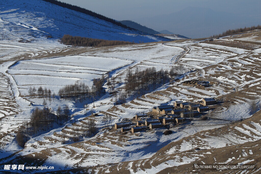 雪覆山村美景