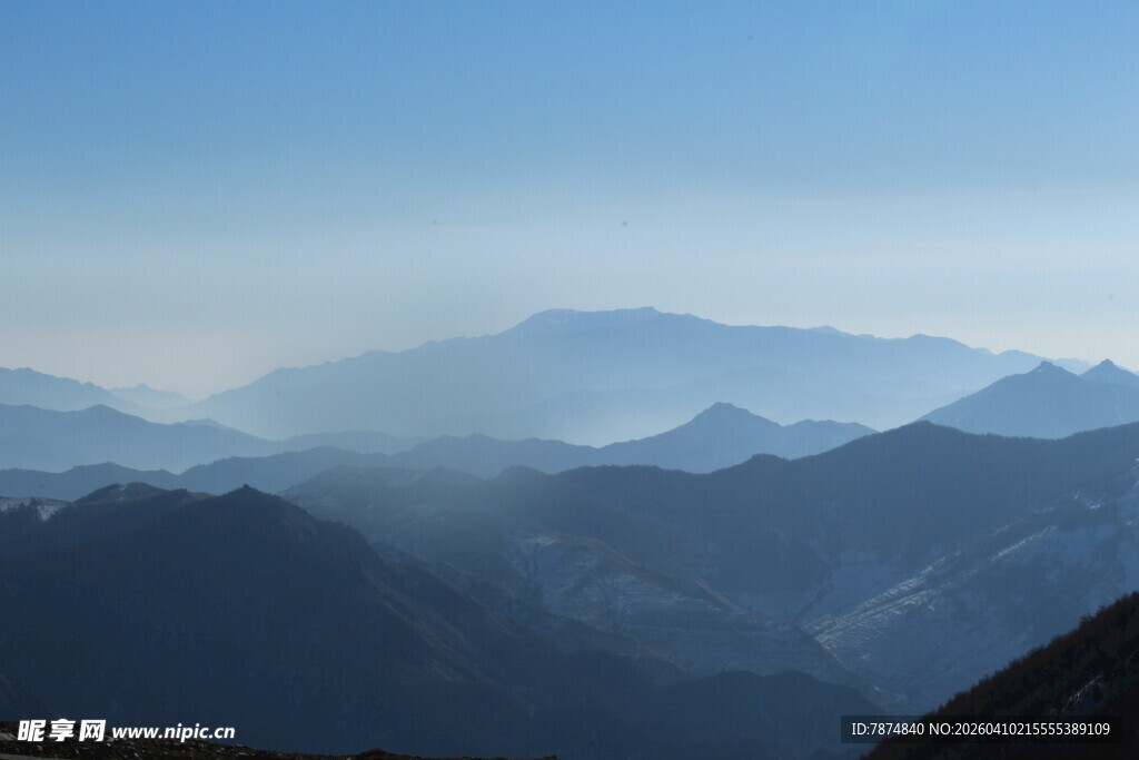 壮丽山景 云雾缭绕群山