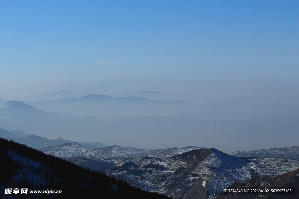 冬日山峦雪景远眺