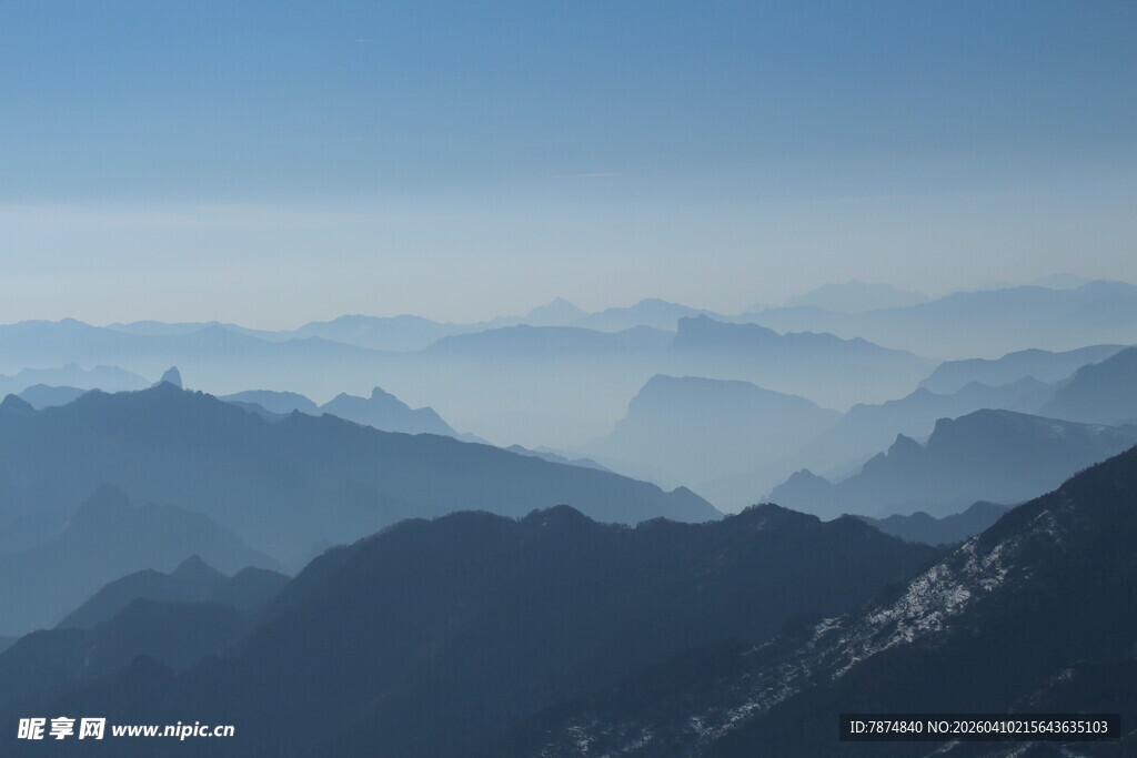 山峦叠嶂的壮美自然景观