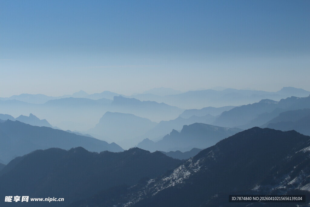 壮丽群山 蓝天映衬美景