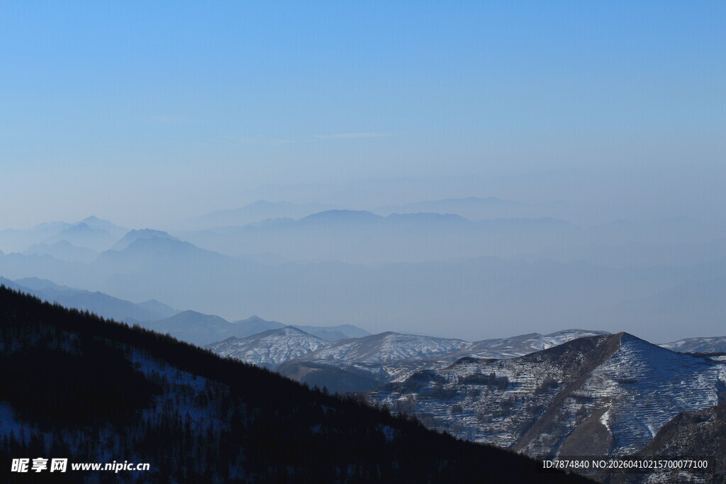 冬日雪覆山峦景致