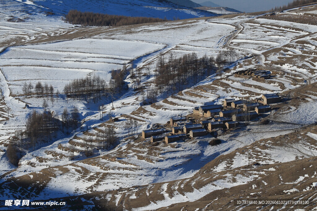 雪覆山地中的村落景观
