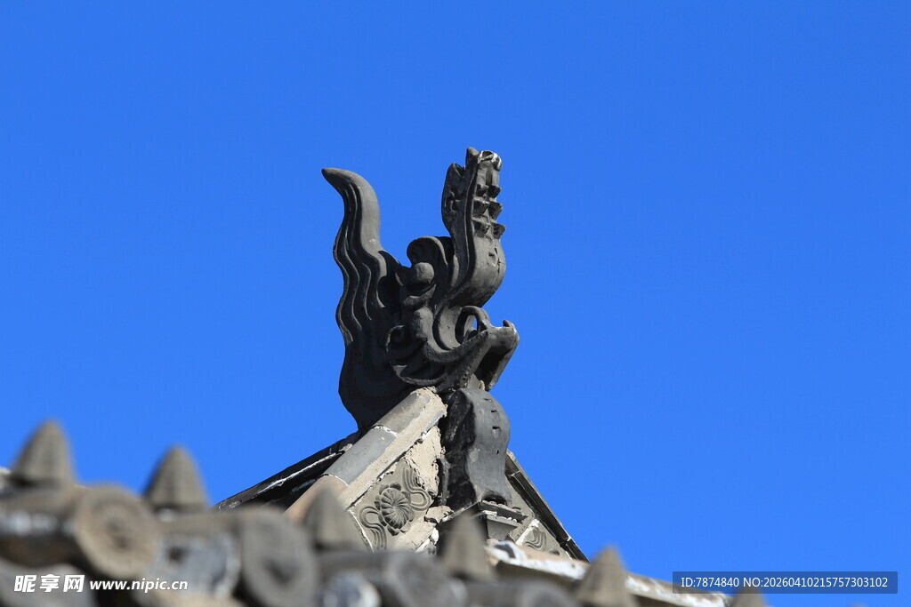 屋顶上的精美中式雕刻