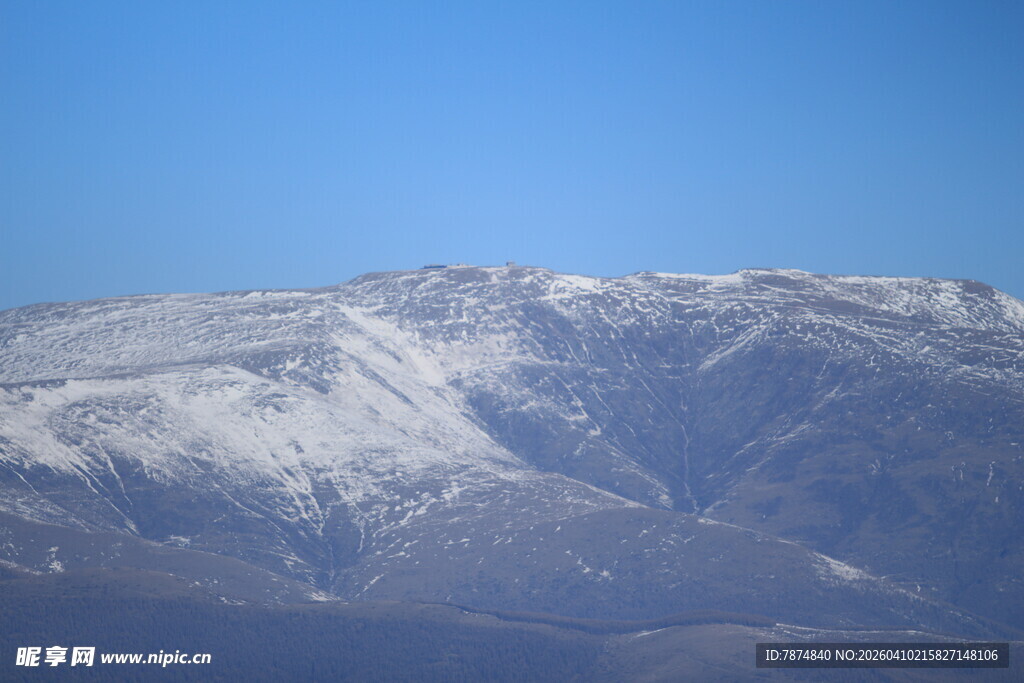 雪覆山峦美景