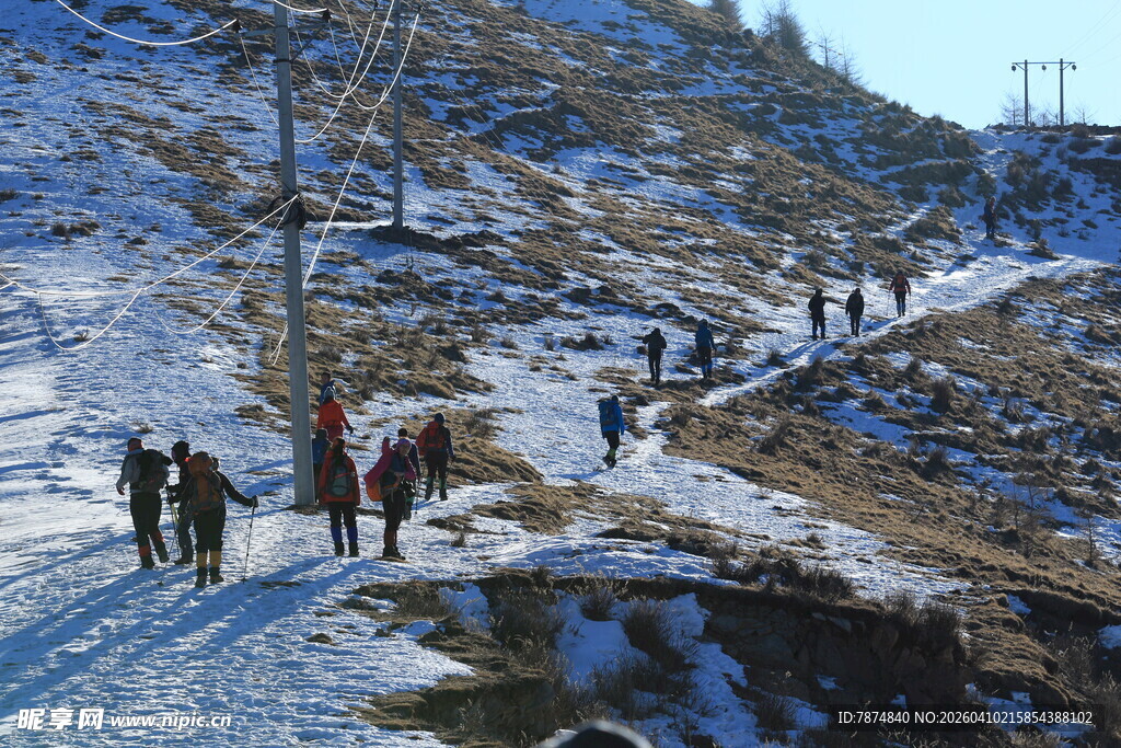 冬日山间徒步场景