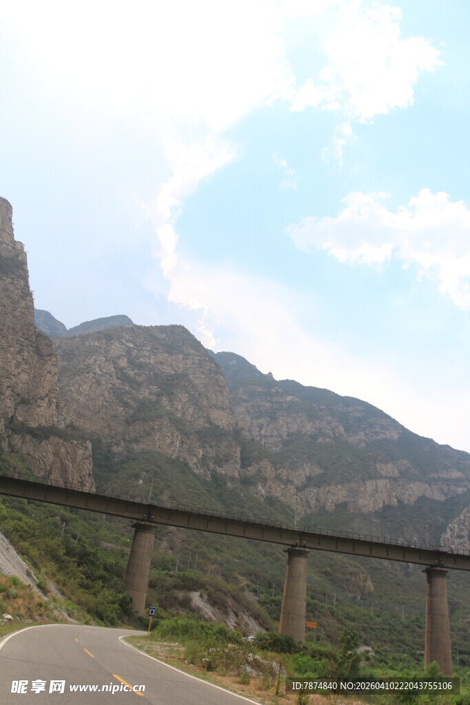 山间公路旁的壮丽山景