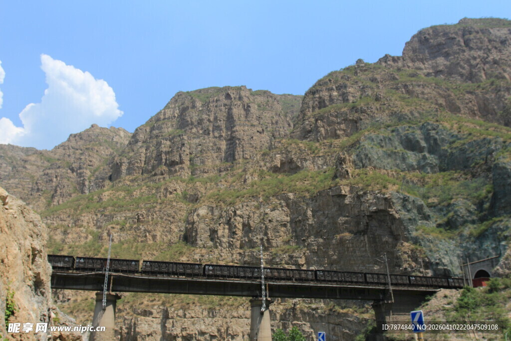 山间高架桥与壮丽山景