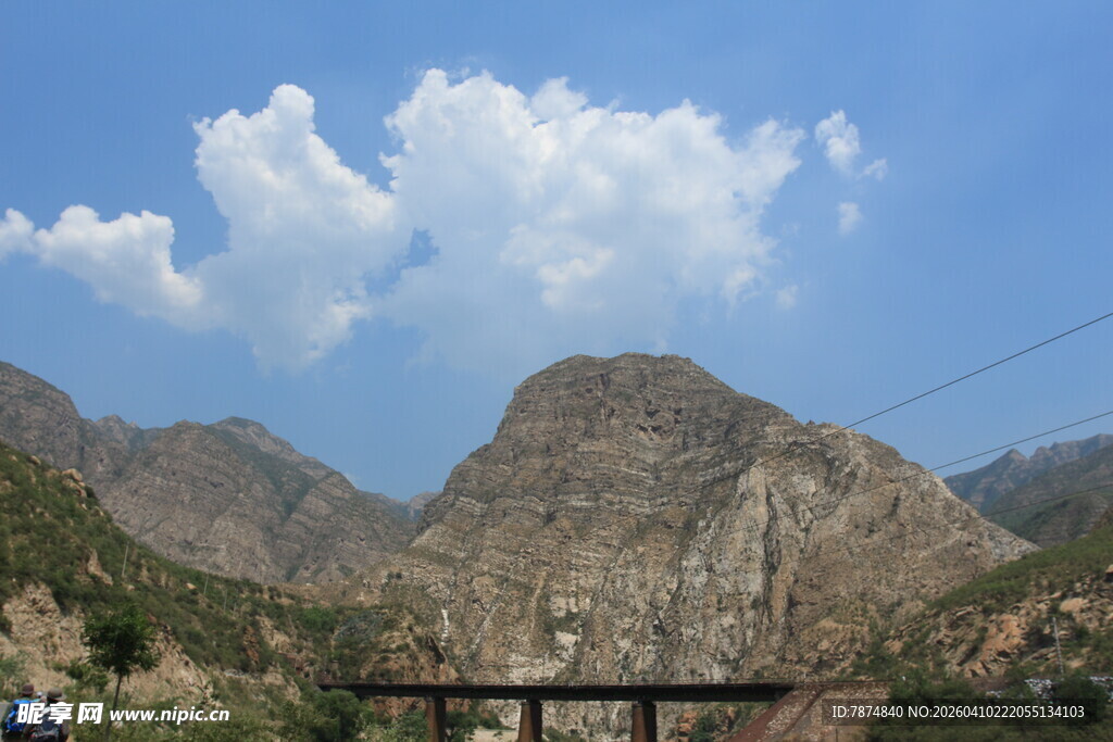 壮丽山景与蓝天白云