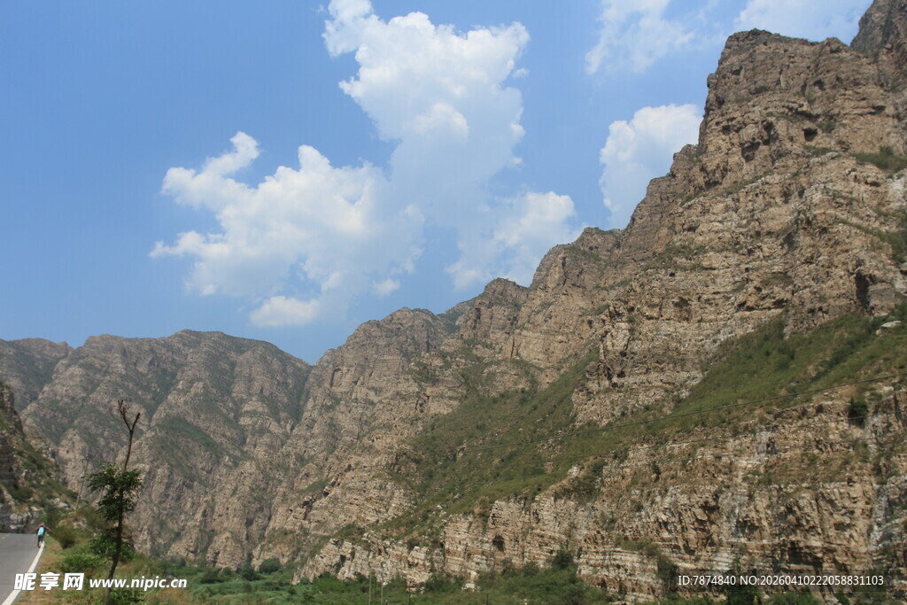 山间公路旁的壮丽峡谷风光