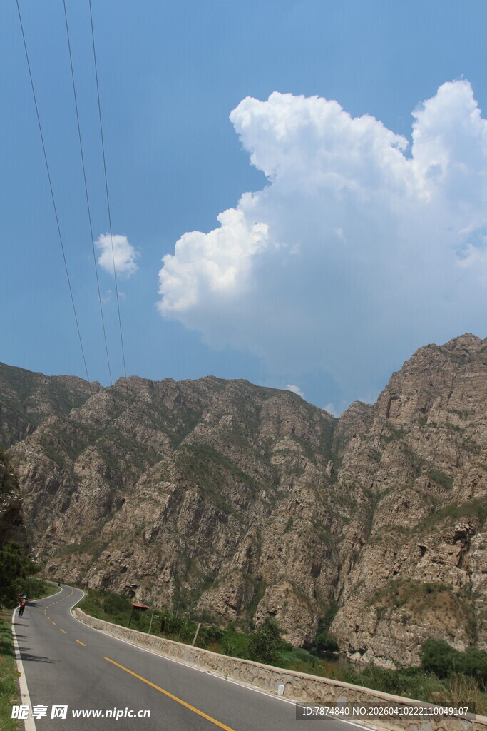 山间公路与蓝天白云美景