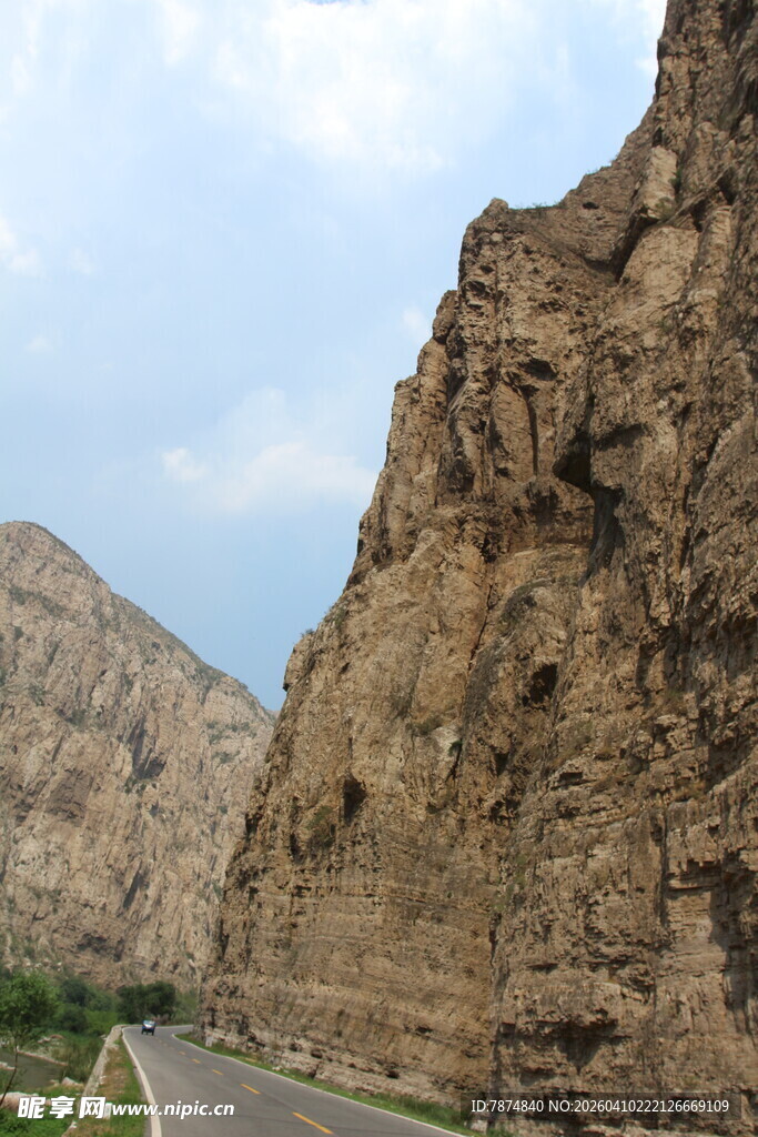 山间蜿蜒公路 壮丽风光