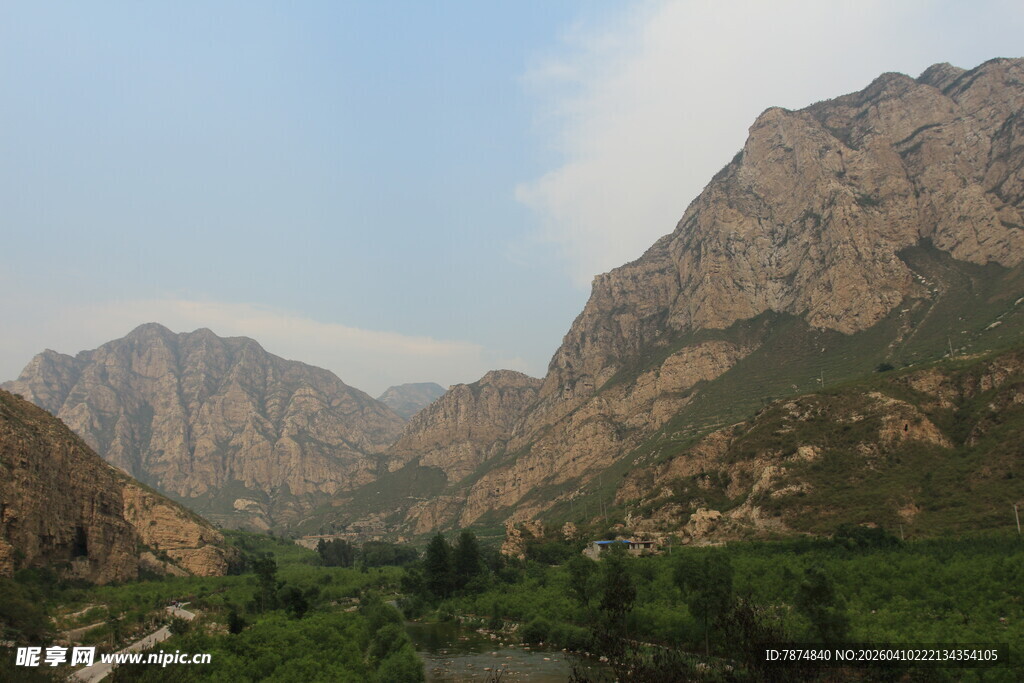 壮丽山景与翠绿植被