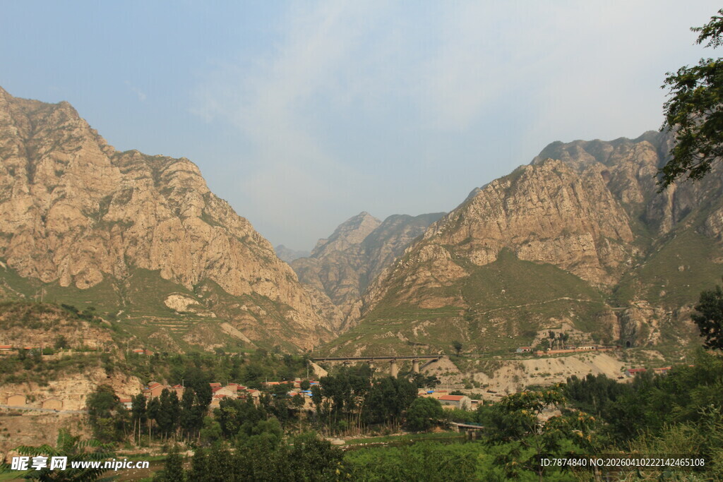 壮丽山景 绿意点缀山间