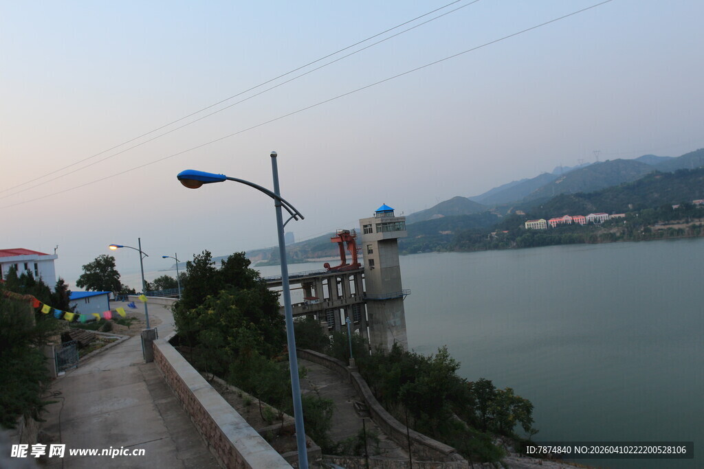 湖畔小路旁的美丽风光