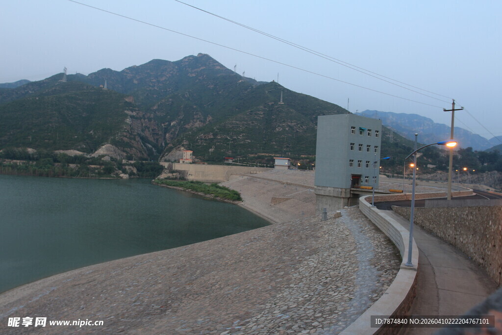 黄昏下的湖边大坝景色