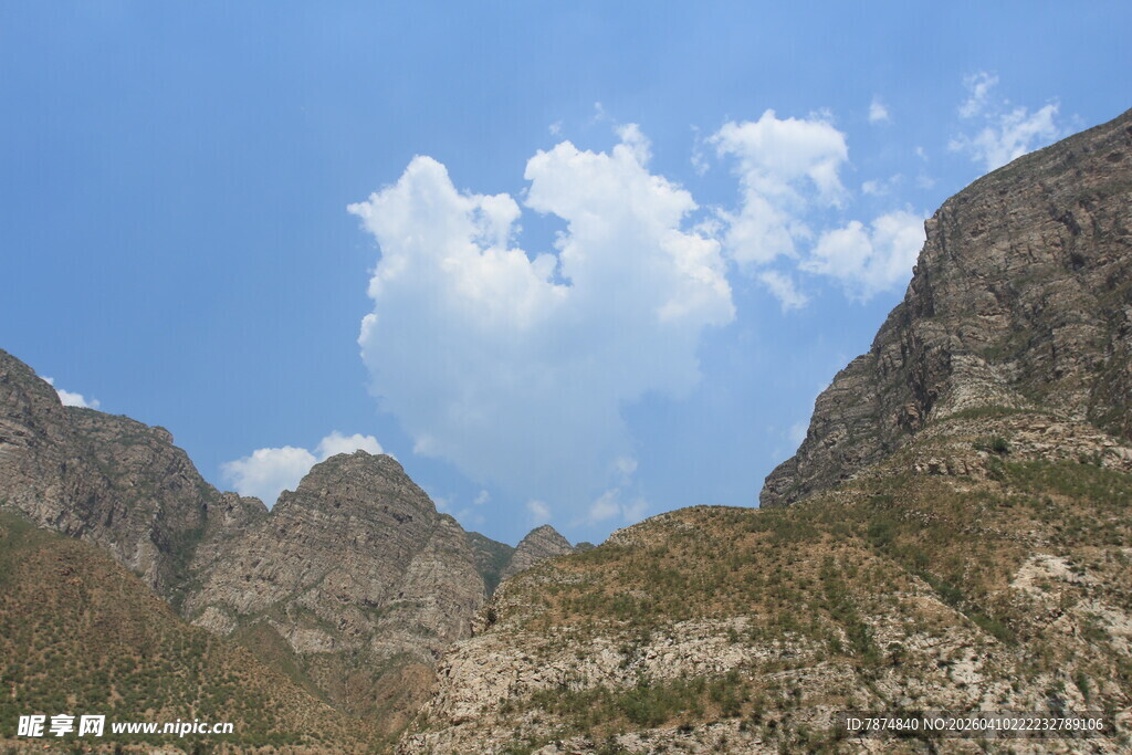 壮丽山景与蓝天白云