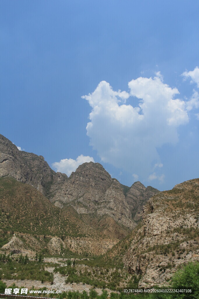 蓝天白云下的壮丽山峦