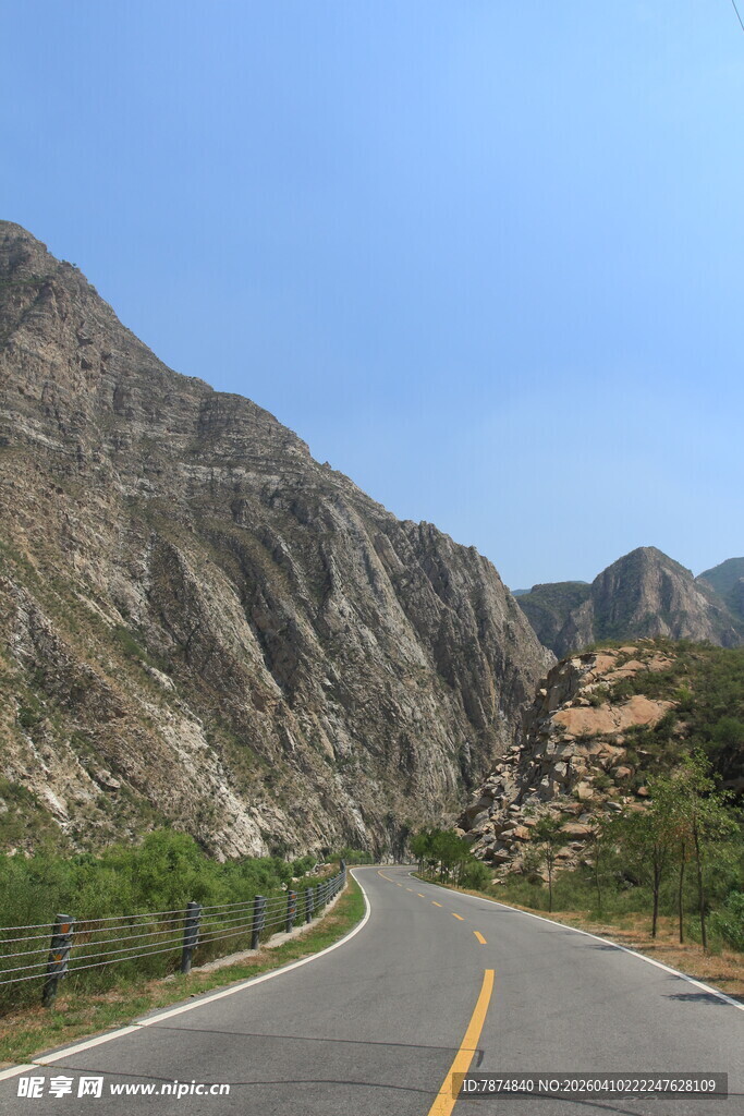 山间蜿蜒公路美景