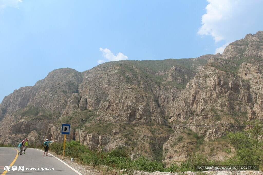 山间公路旁的壮丽山景