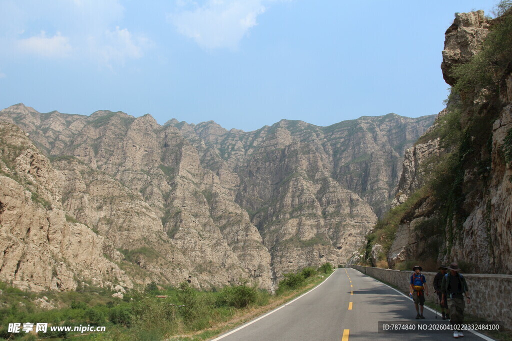 山间公路蜿蜒于壮丽峡谷