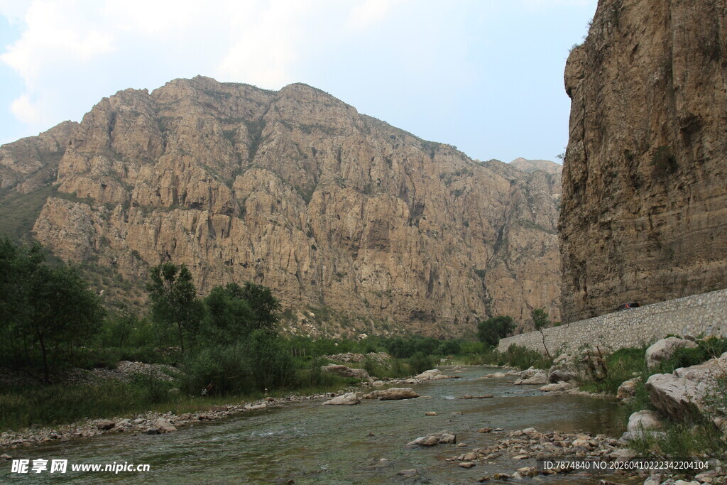 山间河流旁的壮丽峡谷