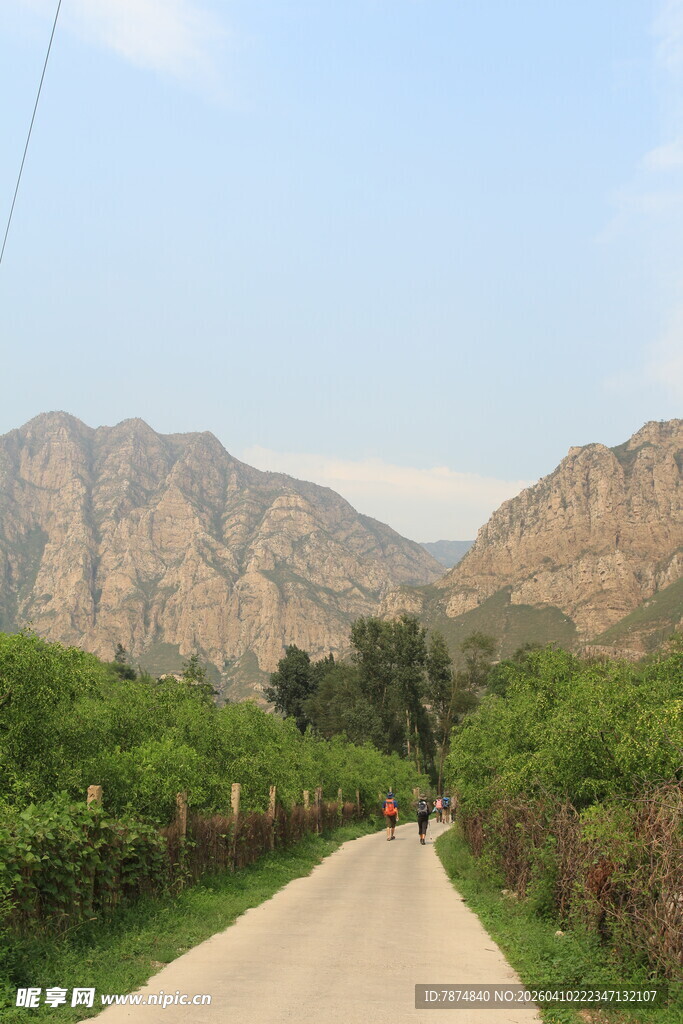 山间小路漫步景