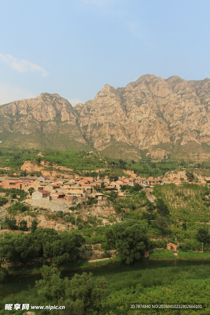 壮丽山景与绿野风光