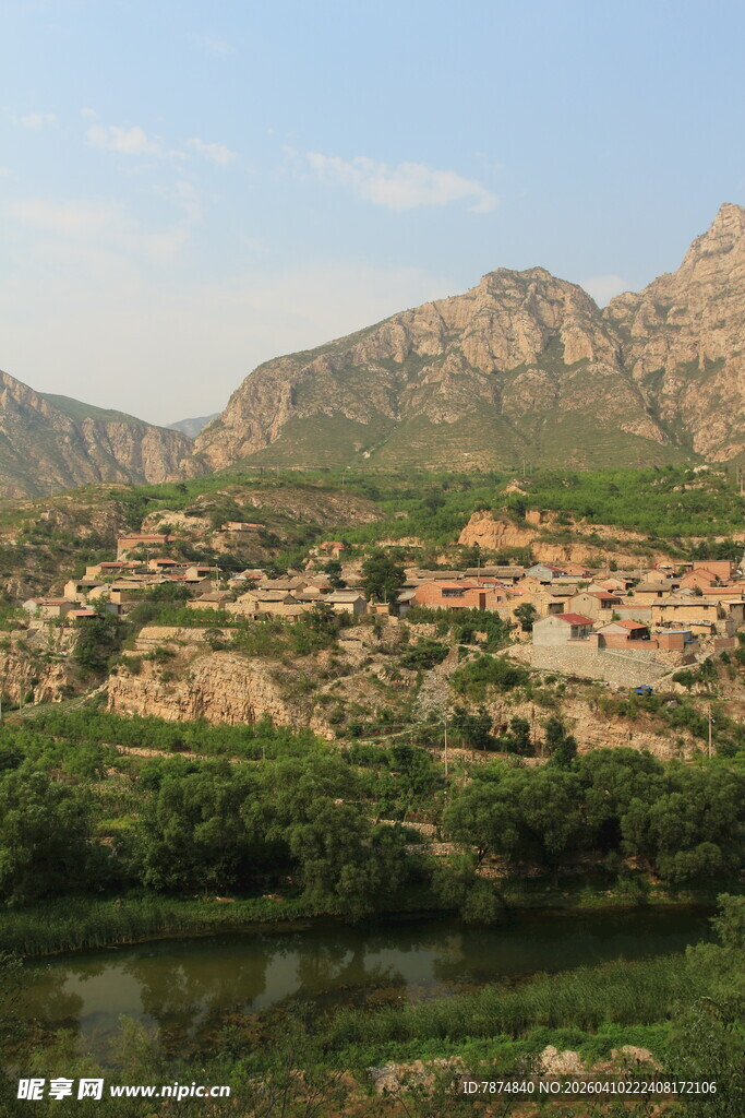 山间河畔的秀丽自然景致