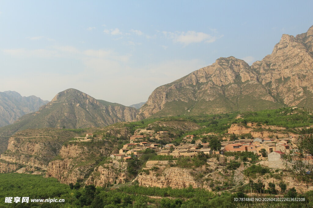 壮丽山景 绿意点缀