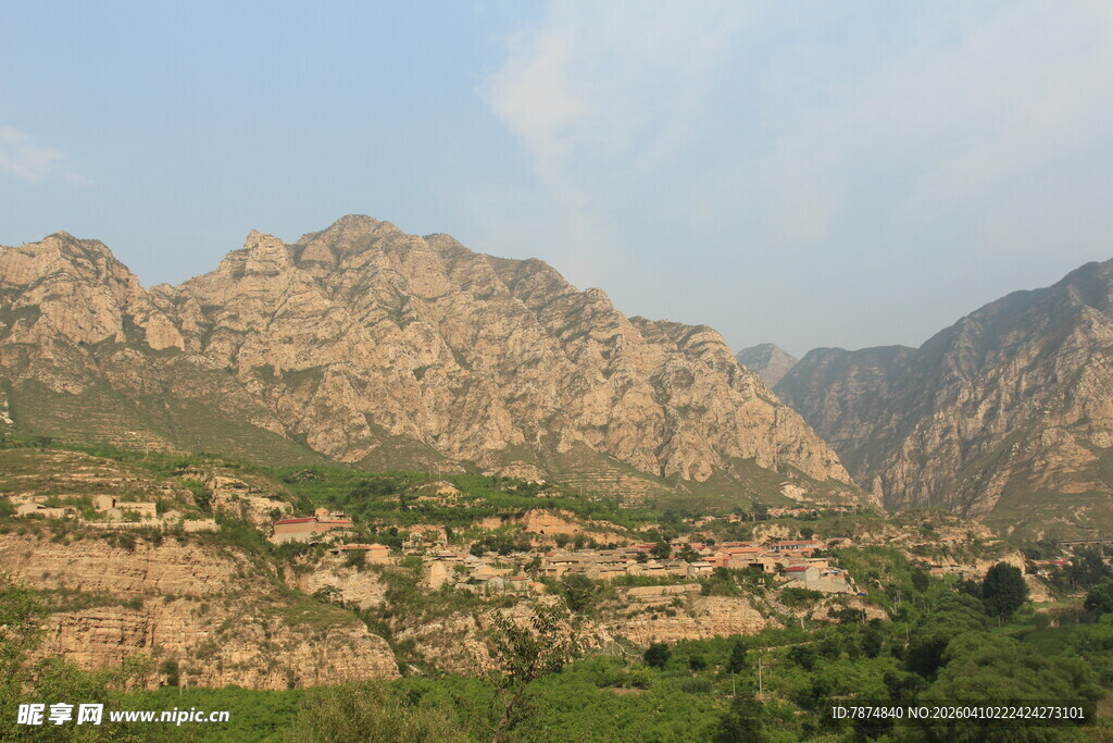 壮丽山景下的村落风光