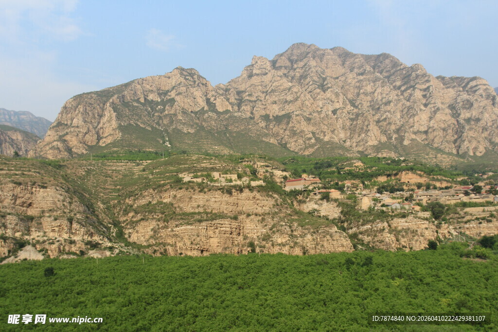 壮丽山峦下的翠绿风光