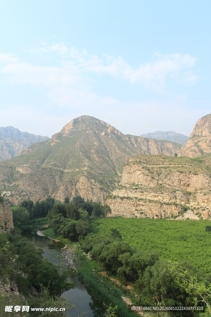 山间绿野河流美景