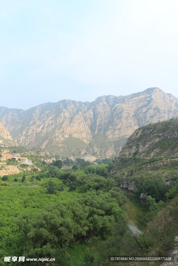 山间绿意盎然的秀丽景致