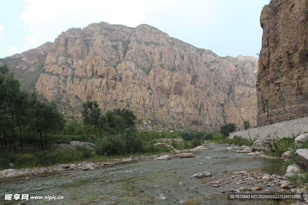 山间溪流穿峡谷美景