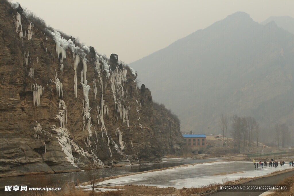 冬日山崖冰柱景观
