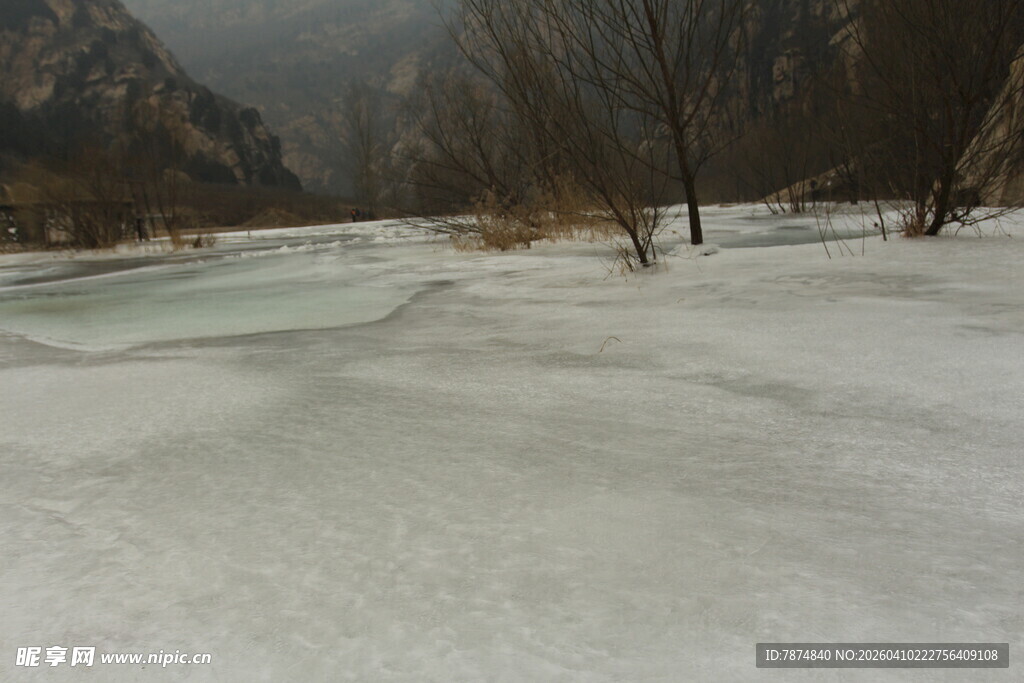 冬日冰封河谷景色