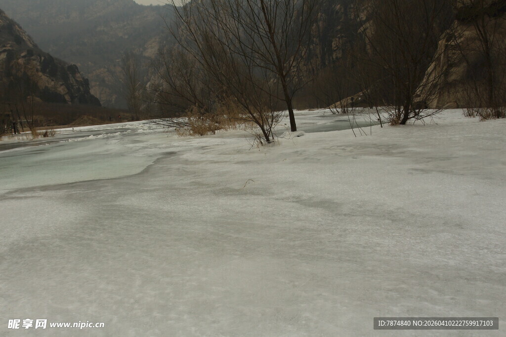 冬日冰封河谷景象