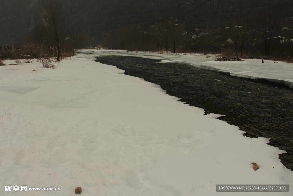 冬日雪覆河畔景象
