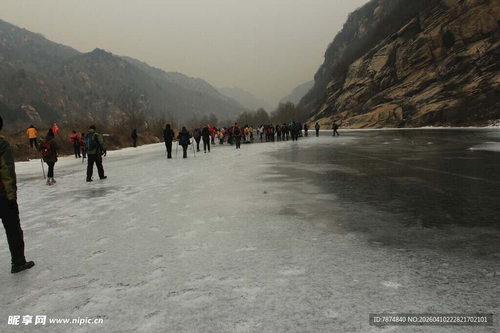 冬日河岸徒步人群景观