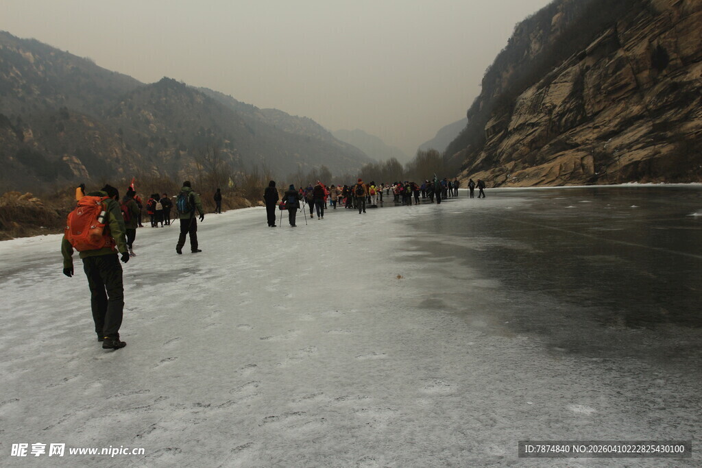 冬日冰河徒步人群