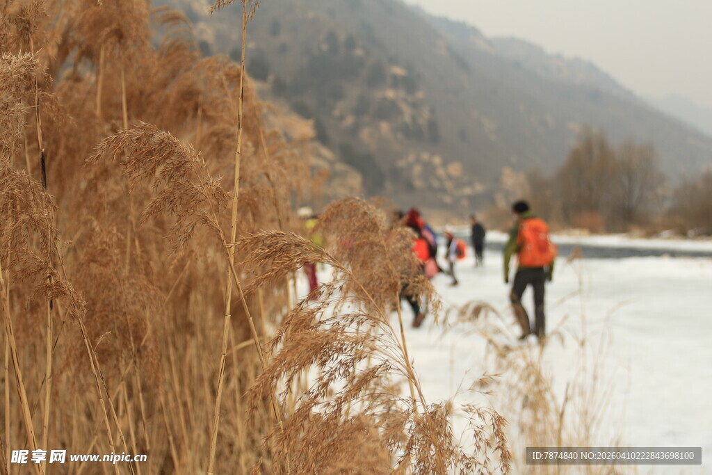 冬日河畔徒步者