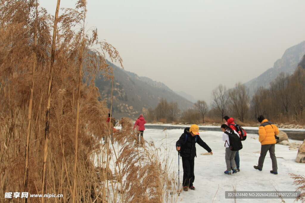 冬日冰面游玩场景