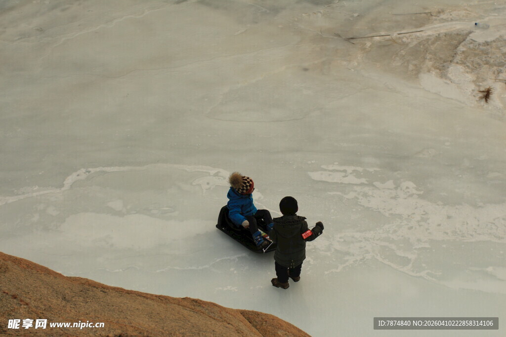 两人坐雪地享受惬意时光