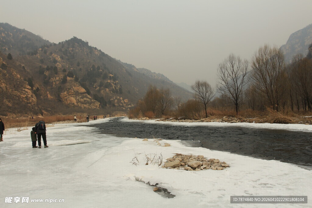 冬日河畔雪景中的行人