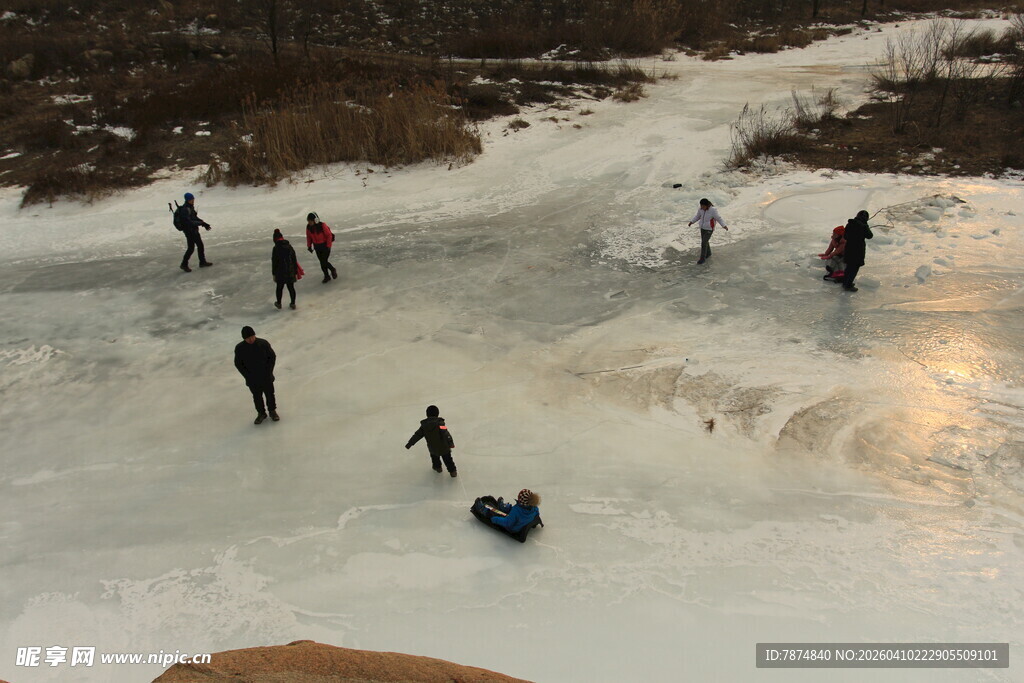 冬日冰面嬉戏场景